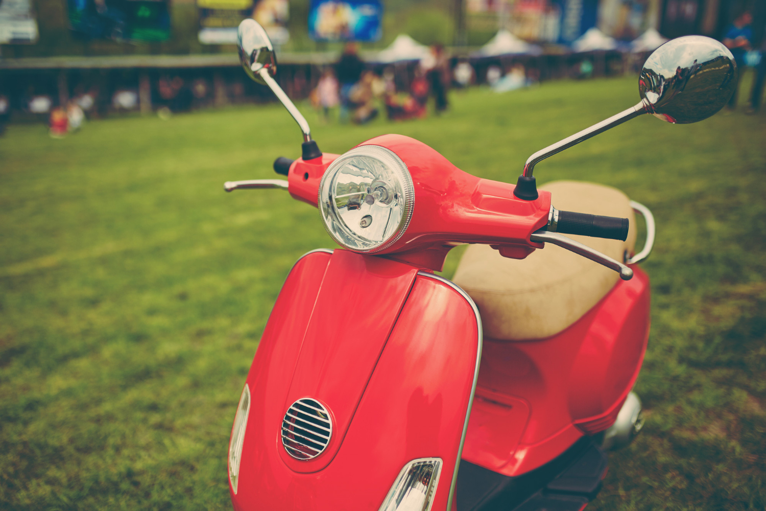 scooter-rouge-dans-nature